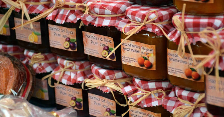 Vasetti di confetture varie.