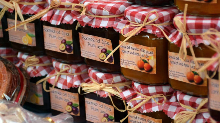 Vasetti di confetture varie.