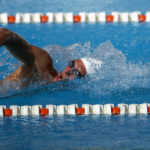 Nuotatore che pratica uno stile di nuoto.