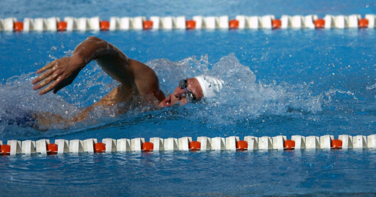 Nuotatore che pratica uno stile di nuoto.