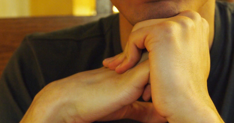 Scrocchiarsi le dita delle mani.