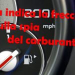 Freccia vicino spia del carburante, benzina
