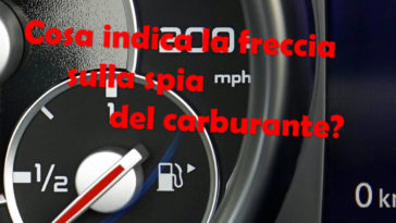 Freccia vicino spia del carburante, benzina