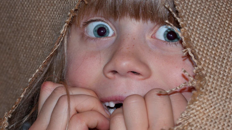 Bambina terrorizzata ha paura e si nasconde