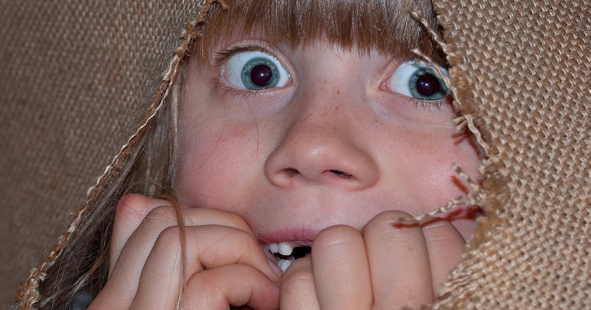 Bambina terrorizzata ha paura e si nasconde