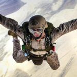 Paracadutista militare durante una esercitazione.