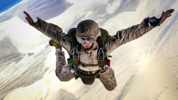 Paracadutista militare durante una esercitazione.