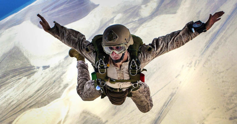 Paracadutista militare durante una esercitazione.