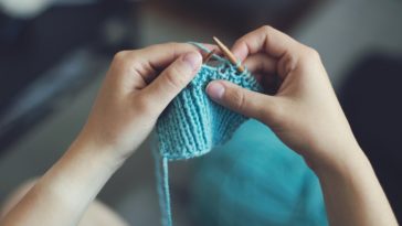 Persona che cuce a maglia