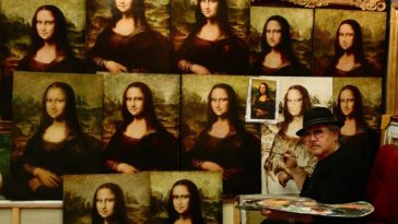 Un pittore realizza molteplici copie della Gioconda di Leonardo da Vinci.