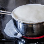 Pentola di latte che bolle