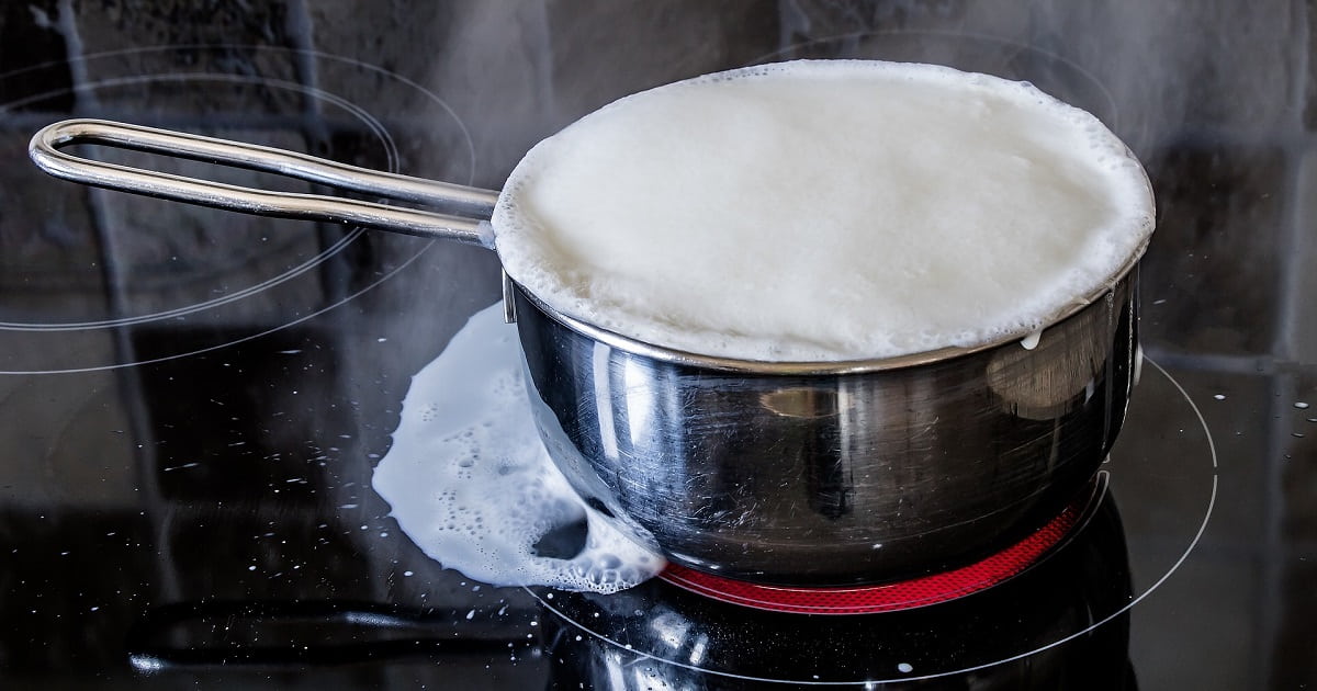 Pentola di latte che bolle