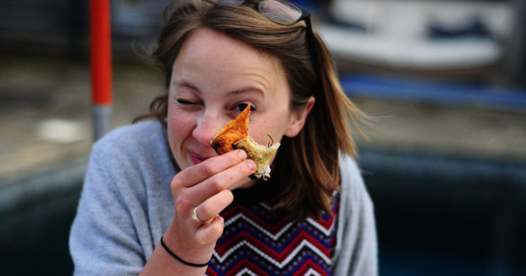 Una ragazza che mangia della pizza.