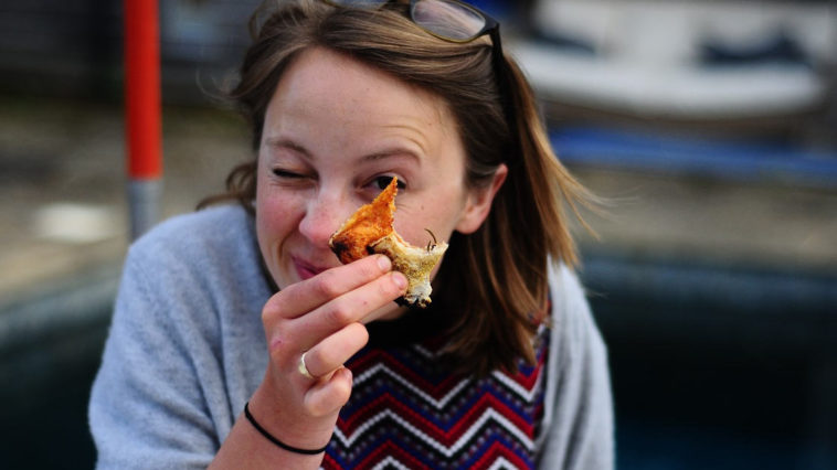 Una ragazza che mangia della pizza.