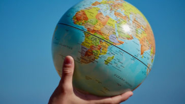 Mappamondo per viaggiare verso le sette meraviglie del mondo