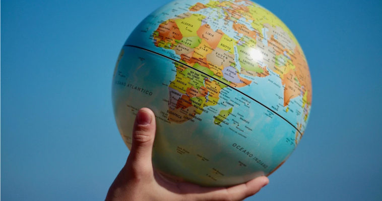 Mappamondo per viaggiare verso le sette meraviglie del mondo
