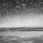 Stop-motion di pioggia in caduta libera vicino l'asfalto.