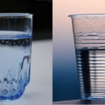 Un bicchiere di plastica e uno di vetro affiancati