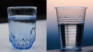 Un bicchiere di plastica e uno di vetro affiancati