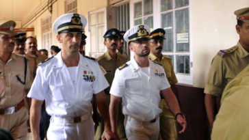 I marò Massimiliano Latorre e Salvatore Girone lasciano il carcere di Trivamdrum