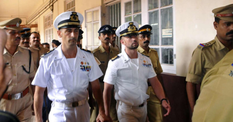 I marò Massimiliano Latorre e Salvatore Girone lasciano il carcere di Trivamdrum