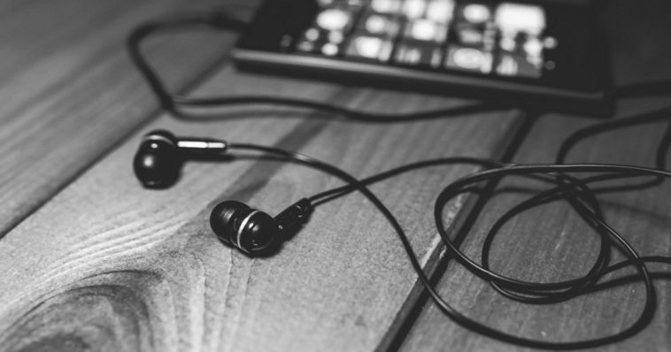 Cuffie, smartphone, musica