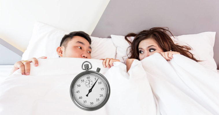 Coppia a letto in procinto di avere un rapporto sessuale di media duratao durata ideale