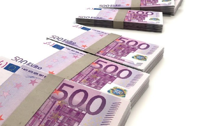 Diversi mazzetti di banconote da 500 euro.