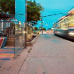 Un marciapiede pieno di macchie, nei pressi di una fermata dell'autobus.