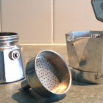 Pezzi di una caffettiera Moka.