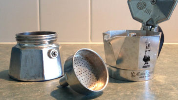 Pezzi di una caffettiera Moka.