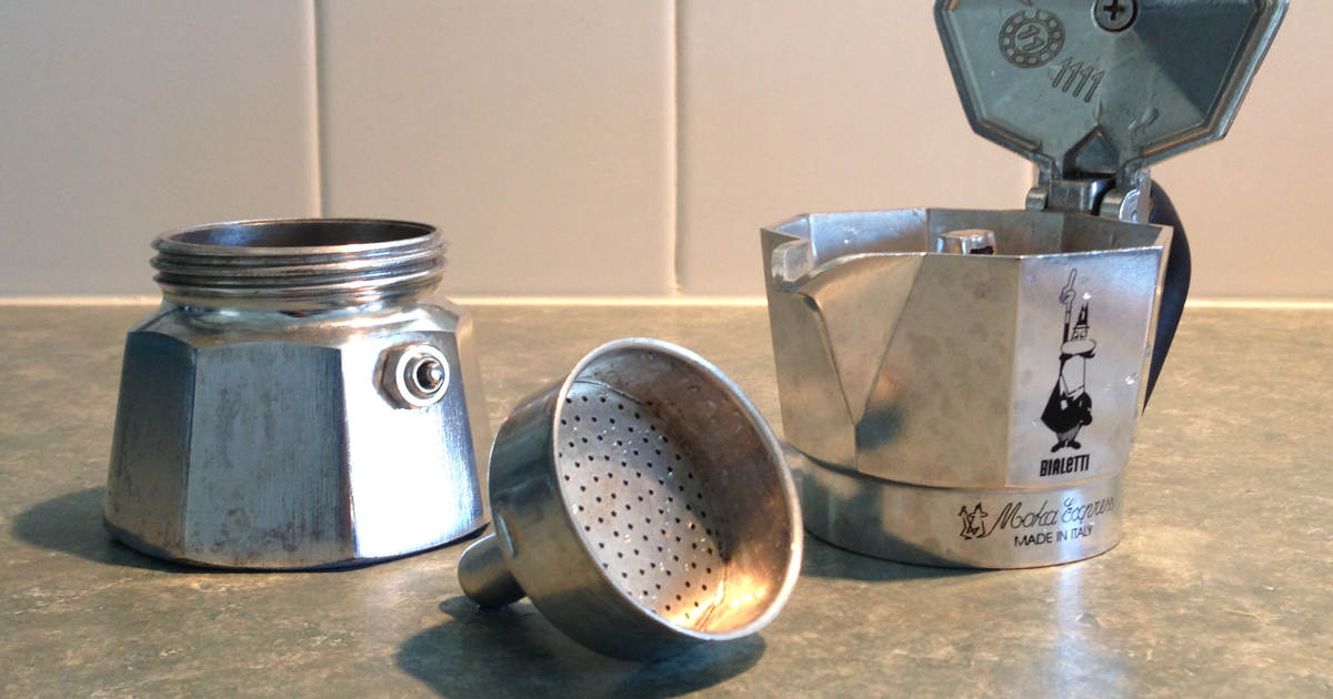 Pezzi di una caffettiera Moka.