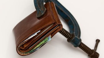 Un portafogli pieno tenuto chiuso da una morsa