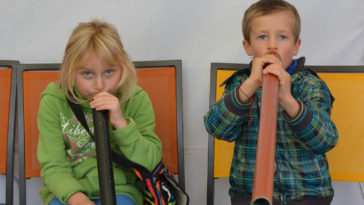 Soffiare in un tubo.