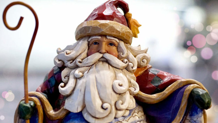 Una statuetta di Babbo Natale per scoprire la sua storia e origini