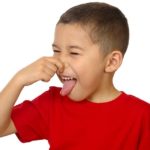 Un bimbo fa un chiaro gesto di sentire cattivo odore