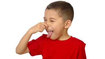 Un bimbo fa un chiaro gesto di sentire cattivo odore