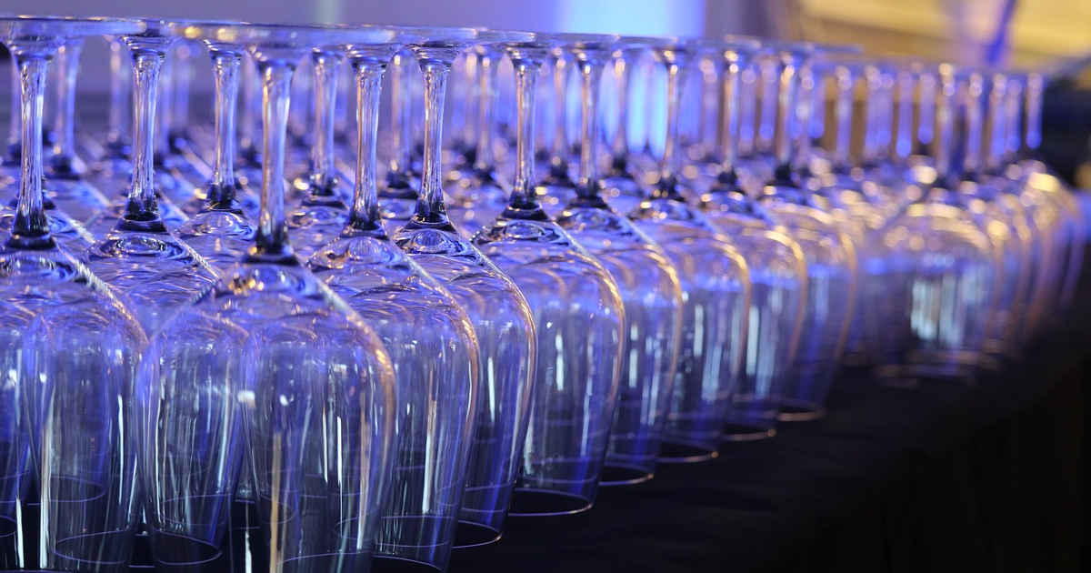 Una lunga serie di bicchieri di cristallo