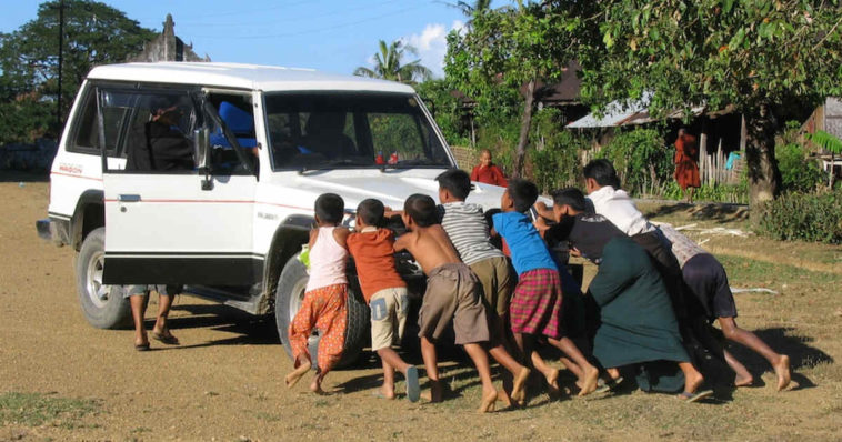 Una macchina viene spinta