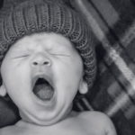 Un bambino che sbadiglia profondamente