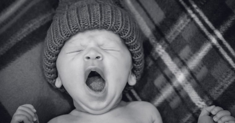 Un bambino che sbadiglia profondamente