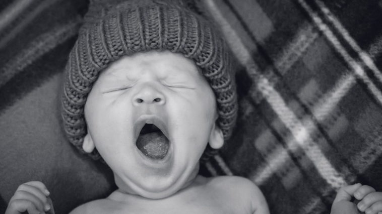 Un bambino che sbadiglia profondamente