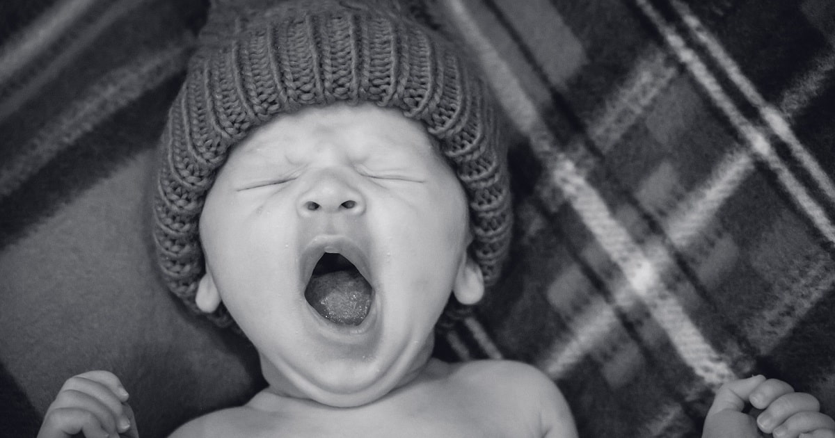Un bambino che sbadiglia profondamente