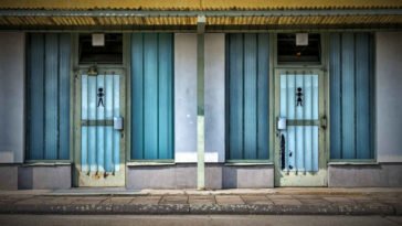 Due toilette dove si può fare pipì, chissà quante volte al giorno