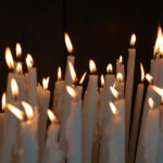 Candele votive nella grotta di Lourdes.