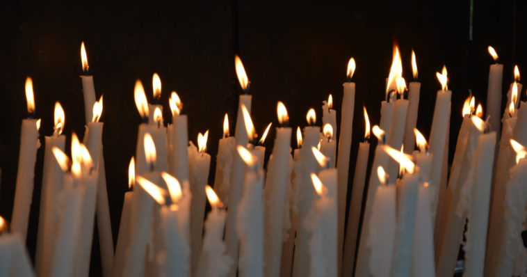 Candele votive nella grotta di Lourdes.