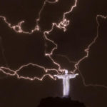 Il Cristo Redentore colpito da numerosi fulmini.