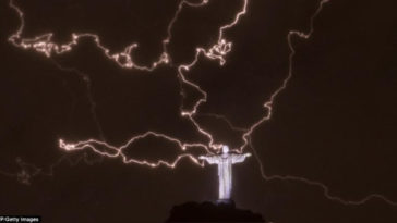 Il Cristo Redentore colpito da numerosi fulmini.