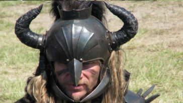 Un elmo con le corna, come quelli dei vichinghi.