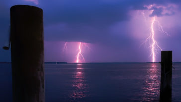 Dei fulmini che colpiscono il mare